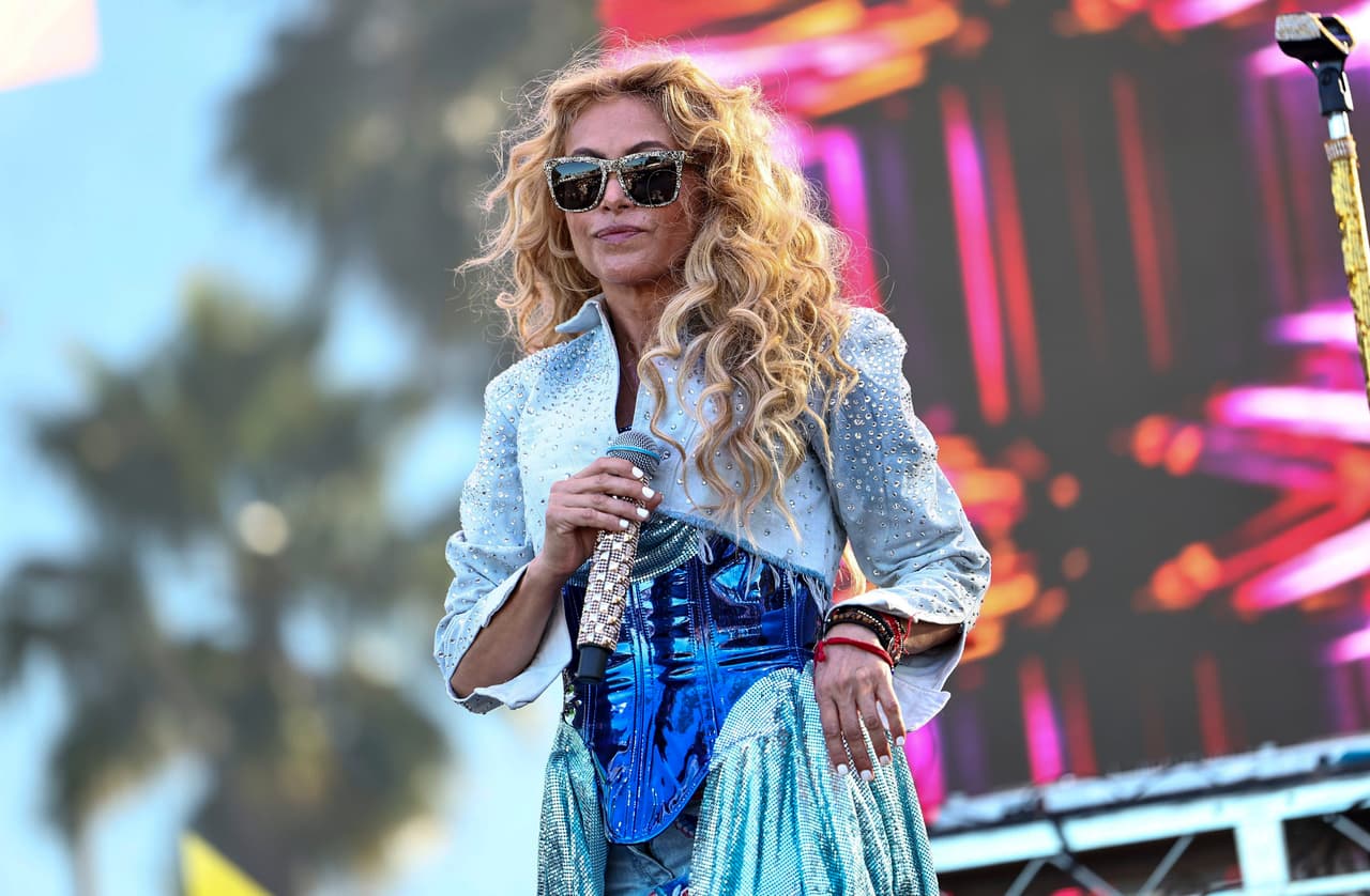 Rubio se dejó ver con un look que navegó entre los tonos azules y turquesas.
<br>