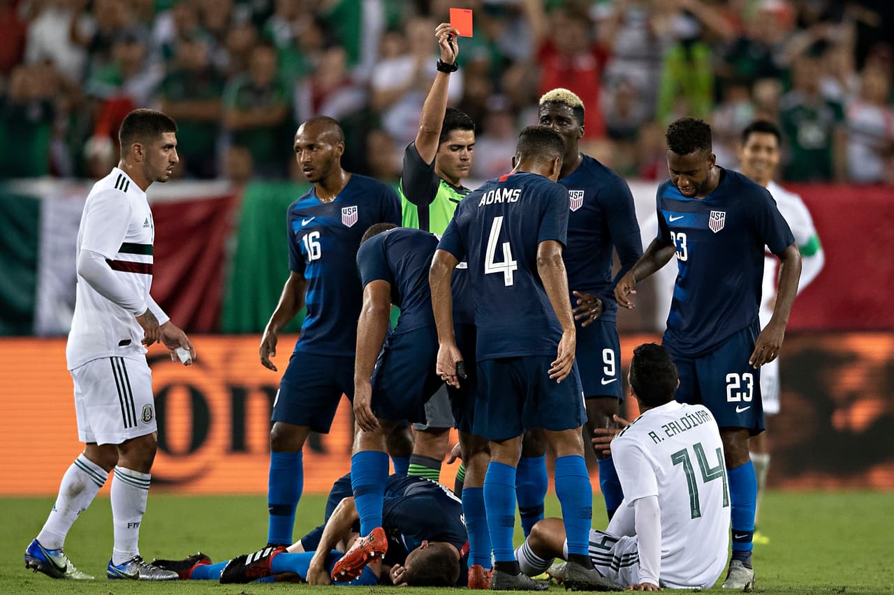 Dos minutos más tarde, en una barrida accidentada, Ángel Záldívar se lleva por delante a Will Trapp y el árbitro no dudó en sacarle la roja directa. México se quedó con 10 y eso pesó mucho.