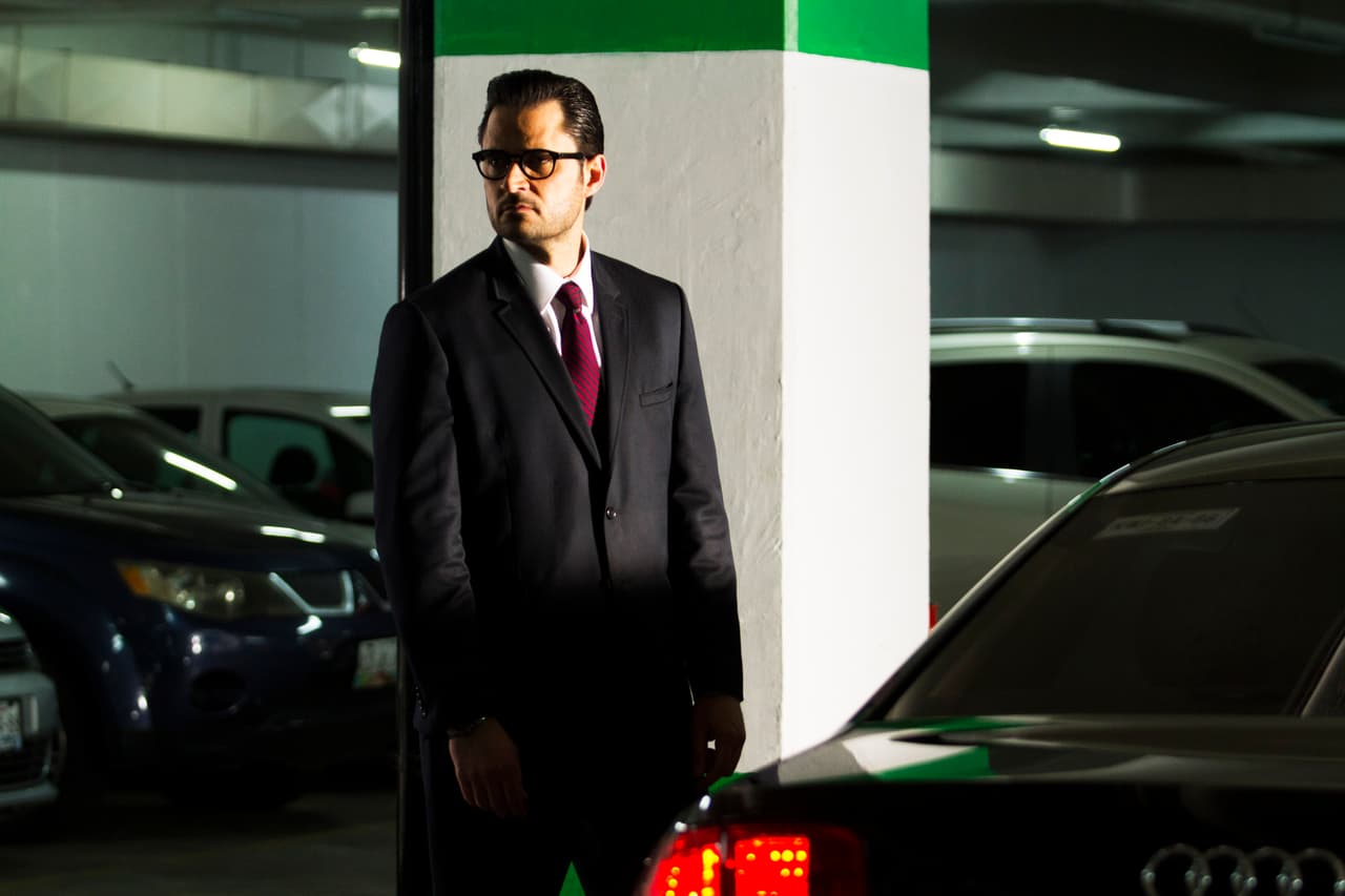 Sin embargo, él no corrió con tanta suerte y quedó atrapado en una confrontación con 
<b><a href="http://www.univision.com/series/la-piloto/juan-eduardo-colucho-es-dave">Dave</a></b>.