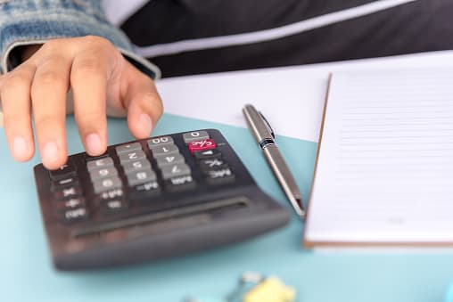 El Ayuntamiento de Austin 
<a href="https://www.univision.com/local/austin-kakw/concejo-de-austin-aprueba-ayuda-a-familias-afectadas-por-coronavirus">aprobó medidas para proporcionar ayuda de emergencia</a> a los clientes de Austin Energy y Austin Water durante la pandemia del 
<a href="https://www.univision.com/temas/coronavirus">coronavirus.</a> 
<br>
<br>Esta medida incluirá una reducción del 10% en las tarifas de volumen de agua residencial (Niveles 1-3) y aguas residuales (Niveles 1-2), que se proyecta proporcionará un ahorro estimado de 6 millones de dólares en facturas de servicios públicos. 
<br>
<br>Los clientes residenciales deberían esperar ver ahorros inmediatos en la factura del agua.