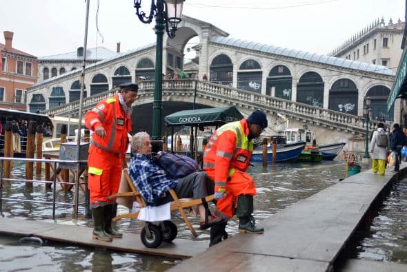 En Orbetello, la región de Albinia se encuentra completamente inundada y aislada y las autoridades locales están evacuando a los habitantes de sus casas tras el desbordamiento del río Albegna y del torrente Elsa.
