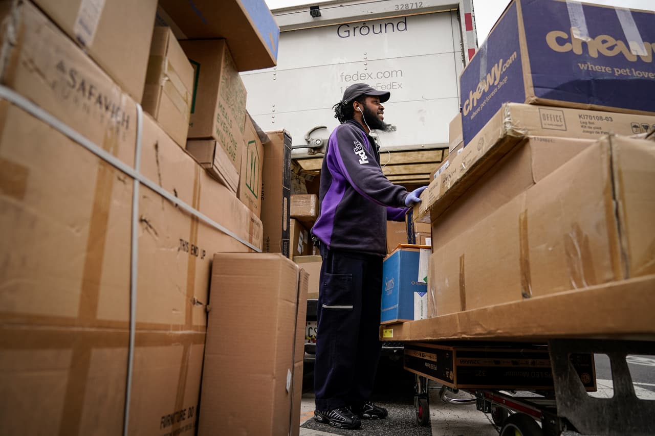 FedEx Ground abrió una nueva instalación de clasificación de paquetes en Goodyear y está buscando contratar a decenas de personas.