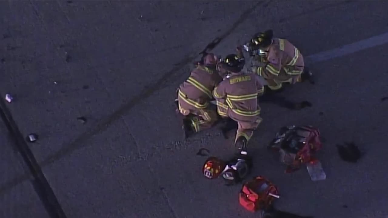 Siga estas medidas cuando se quede accidentado en la autopista: no frene de inmediato, trate de manejar hasta el costado o hasta una salida. 
<br>