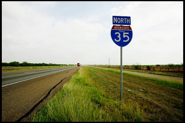 Víctima de secuestro salta a la autopista de Texas desde un camión para escapar de sus captores