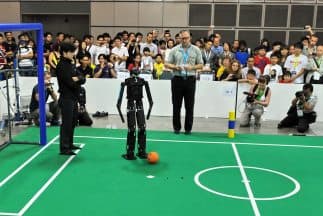 Los programas de robótica también están incluidas en el programa de verano, así como las actividades después de clases.