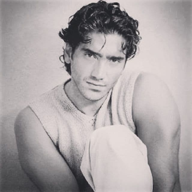 Lanzó su primer disco dedicado al género pop bajo el nombre de "Me estoy enamorando", del cual vendería 3 millones de copias en todo el mundo.