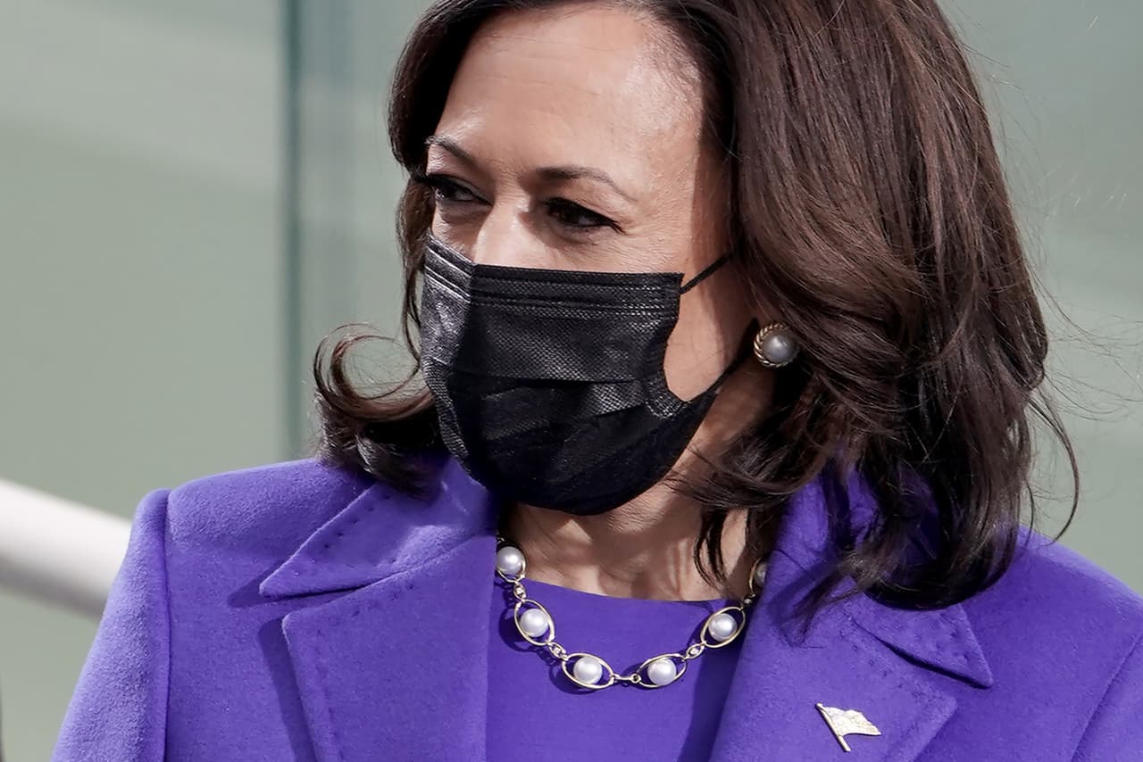 En la solapa de su abrigo, la vicepresidenta utilizó un prendedor de la bandera estadounidense, diseñado por 
<b>David Yurman</b>.