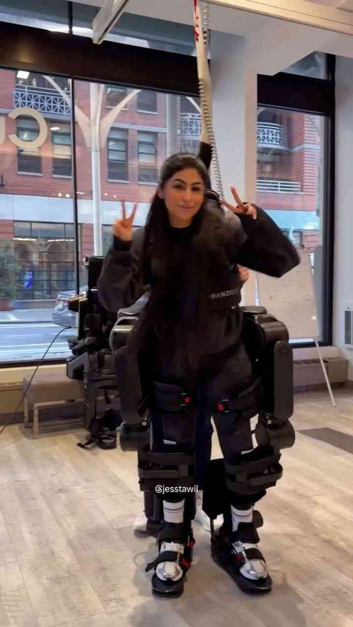 Tras 10 años sin caminar una mujer recupera movilidad con un exoesqueleto aprobado por la FDA