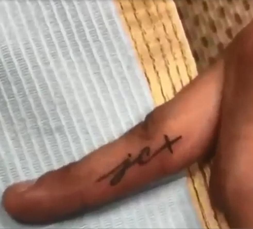 <b>Las iniciales de su padre al lado de una cruz</b> permanecerán en uno de sus dedos para siempre.