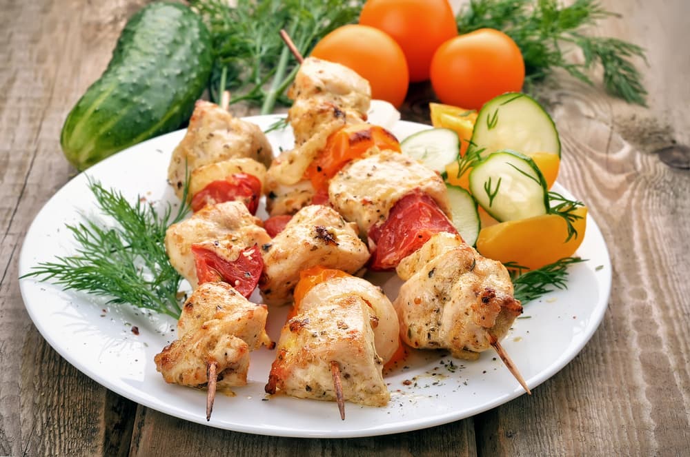 Brochetas de pollo, piña y tocino. Si prefieres algo más consiste entonces puedes preparar una brochetas de pollo, piña y tocino. Es un exquisito bocadillo, la combinación de los ingredientes hace una mezcla de sabores agridulce que te encantara. Y no requieres muchos ingredientes o inclusive puedes variar alguno de ellos.