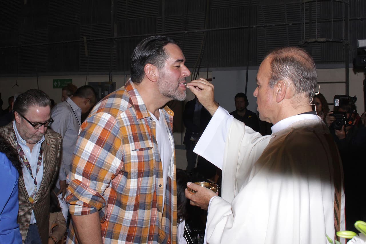 Los actores tomaron la comunión y agradecieron a Dios y a la vida por formar parte de este proyecto que tiene todo para colocarse rápidamente en el gusto del público, pues 'Esmeralda' fue un gran éxito televisivo en el año de 1997.