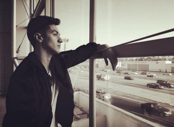 Alex se caracteriza por su sencillez al vestir.