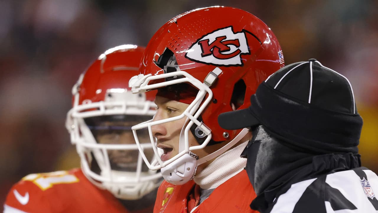 Patrick Mahomes juega con el casco roto ante Dolphins