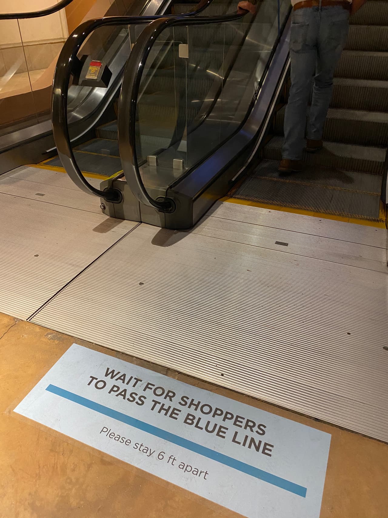 Por diferentes puntos del establecimiento se leen mensajes que piden se conserve la distancia de 6 pies.