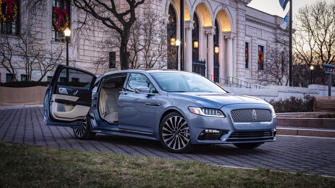 Lincoln anunció la llegada en 2019 de una edición limitada de su sedán grande, que será conocida como 
<b>'Lincoln Continental 80th Anniversary Coach Door Edition</b>'. Esta edición llega para celebrar los 80 años del modelo, que 
<b><a href="https://www.univision.com/noticias/lincoln/la-historia-del-lincoln-continental-una-leyenda-americana" target="_blank">nació en 1939</a></b> como el auto personal de 
<b>Edsel Ford</b>, el único hijo de 
<b>Henry Ford</b> y en ese entonces presidente de la Ford Motor Company, para sus vacaciones en marzo de 1939 en Florida. El auto rápidamente se convirtió en un fenomeno de ventas en el mercado de los carros de lujo y es hoy una verdadera leyenda de la historia del automóvil estadounidense. 
<br>
<br>Sin embargo la característica más distintiva del modelo conmemorativo, sus puertas traseras de cerradura central, datan del 
<b>Lincoln Continental de 1961. </b>Hasta ese momento todos los Lincoln Continental había sido todos modelos de 2-puertas.