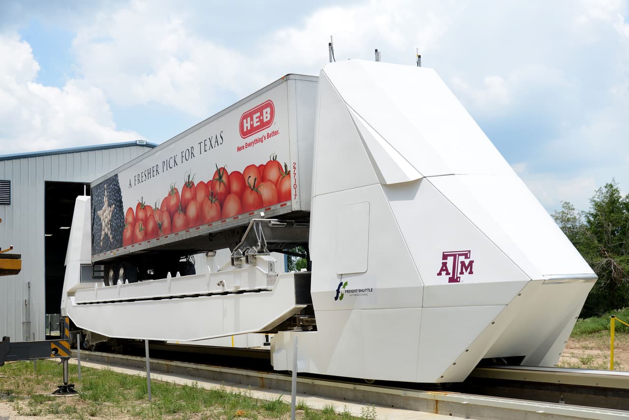 El Instituto de Transporte de la Universidad Texas A&M reveló un prototipo funcional de un transbordador que servirá para transportar contenedores de carga entre dos puntos cercanos a través de vías elevadas.