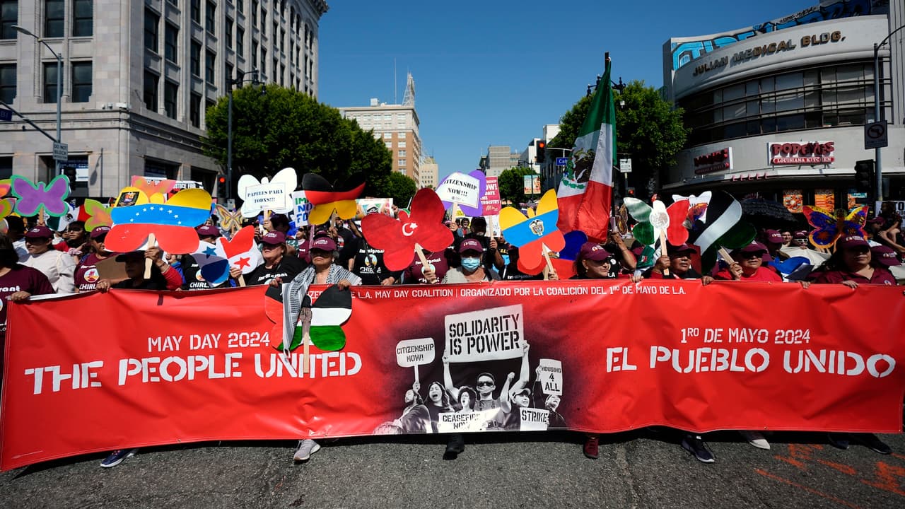 Pancartas con frases como “Plenos derechos para todos los inmigrantes” y “Alto a las deportaciones” se alzaron en medio de un ambiente de unidad y protesta pacífica.