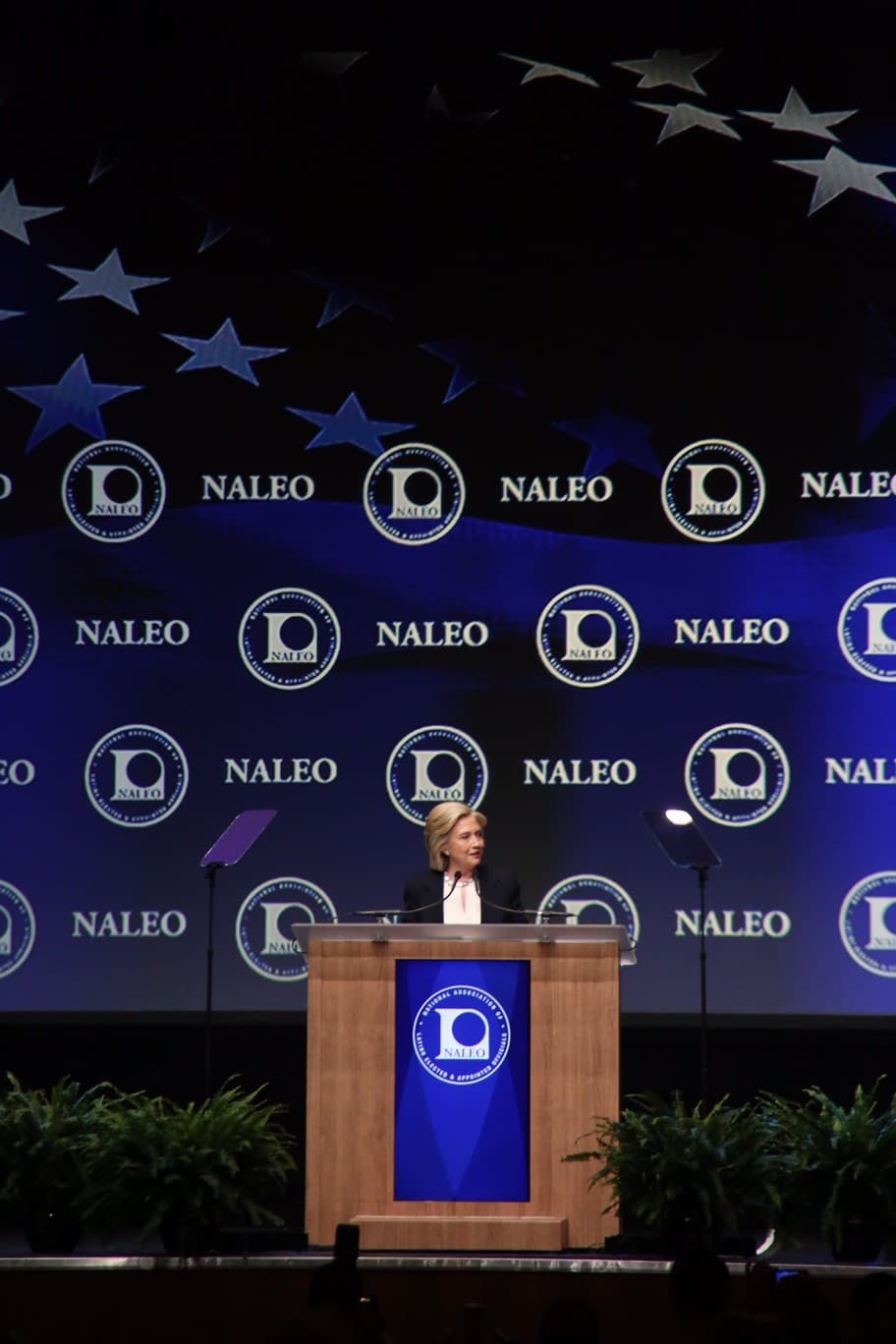 La aspirante a la candidatura presidencial de EEUU participó en la conferencia de NALEO.