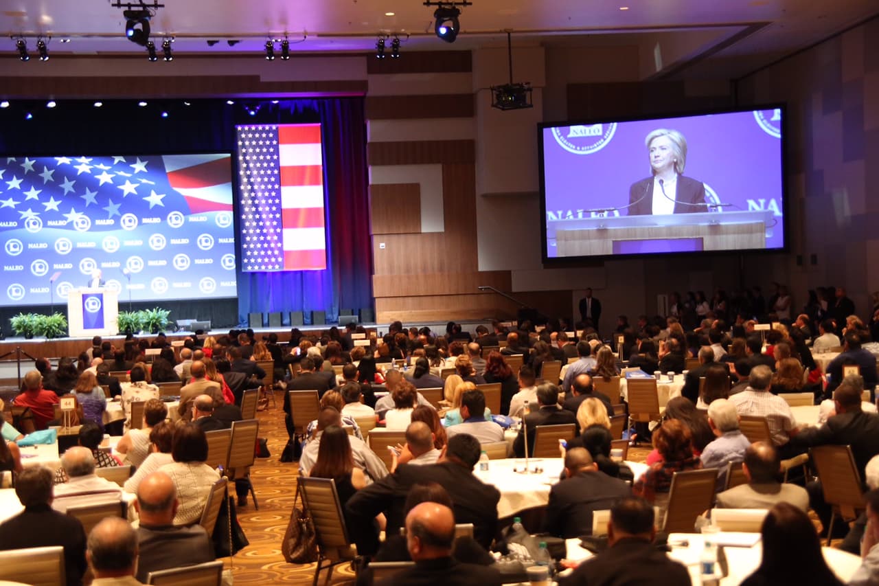 La aspirante a la presidencia de Estados Unidos participó en la conferencia anual de NALEO.