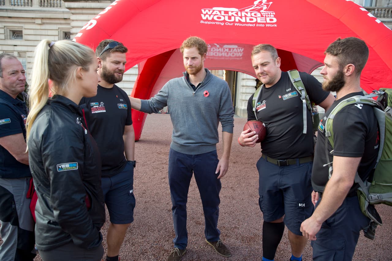 Se reunió en el palacio de Buckingham con veteranos de guerra.