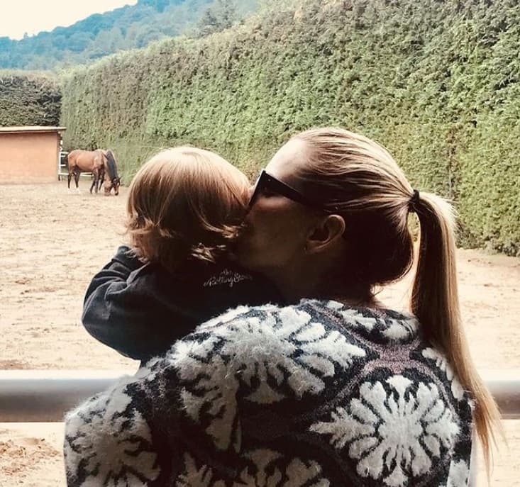Matías conoció a Kimberly Dos Ramos, actriz que encarna a Isabela Gallardo en la telenovela y a quien 
<b>llamó su 'novia'</b>, de acuerdo con su mamá Marjorie.