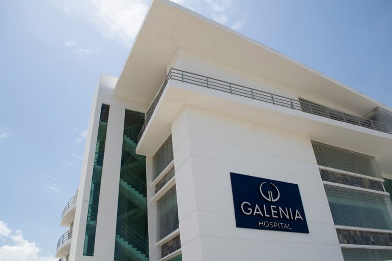 En un hospital de EEUU, una cirugía de reemplazo de rodilla cuesta un promedio de $30,000. En el Hospital Galenia de Cancún, México, cuesta $12,000.