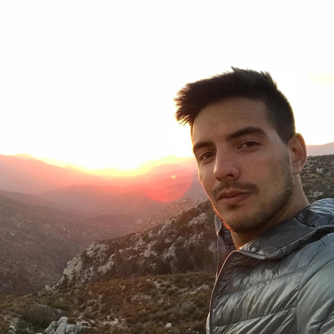 Vadhir confesó a finales del año pasado, que 
<b><a href="https://www.univision.com/entretenimiento/vadhir-derbez-explica-por-que-no-le-fue-bien-a-su-ultimo-album-musical-y-pide-ayuda-a-una-reportera-video">no le fue bien con el álbum que lanzó en 2016</a></b>, sin embargo, no desistió en su idea de triunfar como cantante.