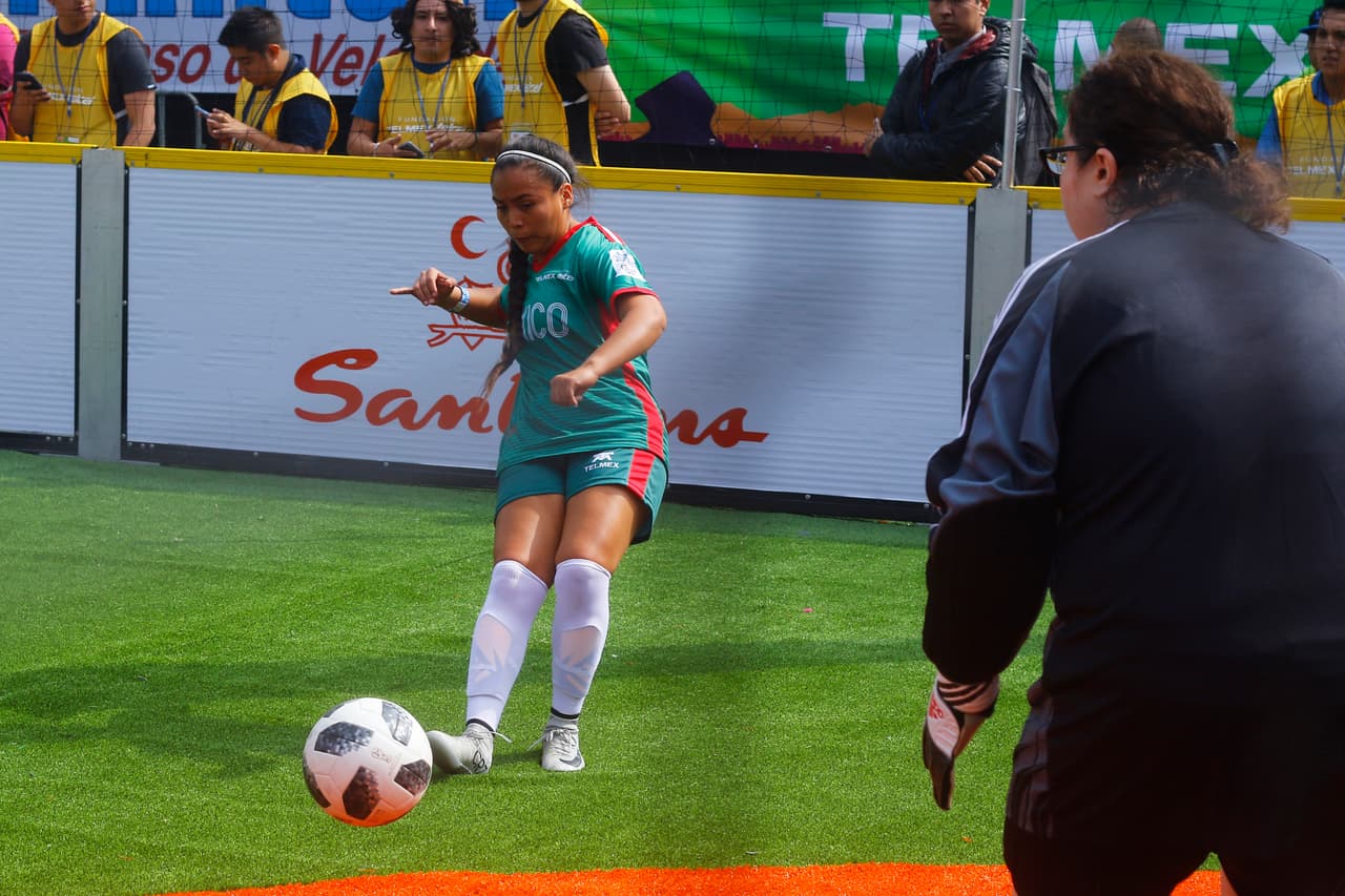 La Plaza del Zócalo en Ciudad de México recibió la inauguración del Homeless World Cup, el Mundial de Fútbol de Personas sin Hogar, en su edición 16 con más de 500 participantes de 47 países en masculino y femenino.