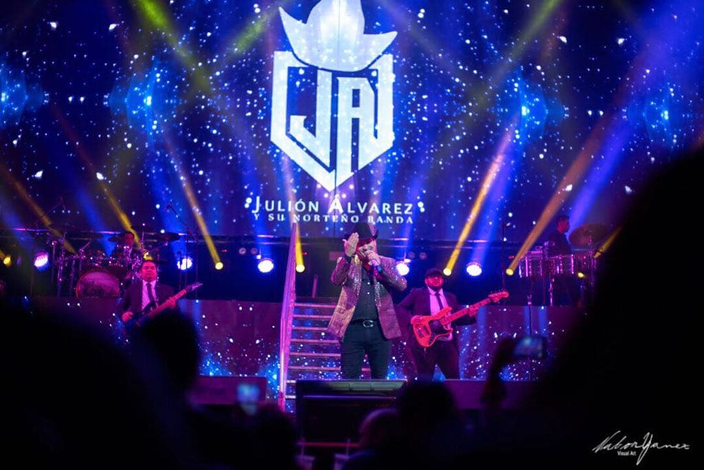 Julión Álvarez llenó el Auditorio Telmex de Guadalajara, Jalisco, el pasado fin de semana, con ayuda de algunos de sus amigos que no dudaron en mostrarle su apoyo..