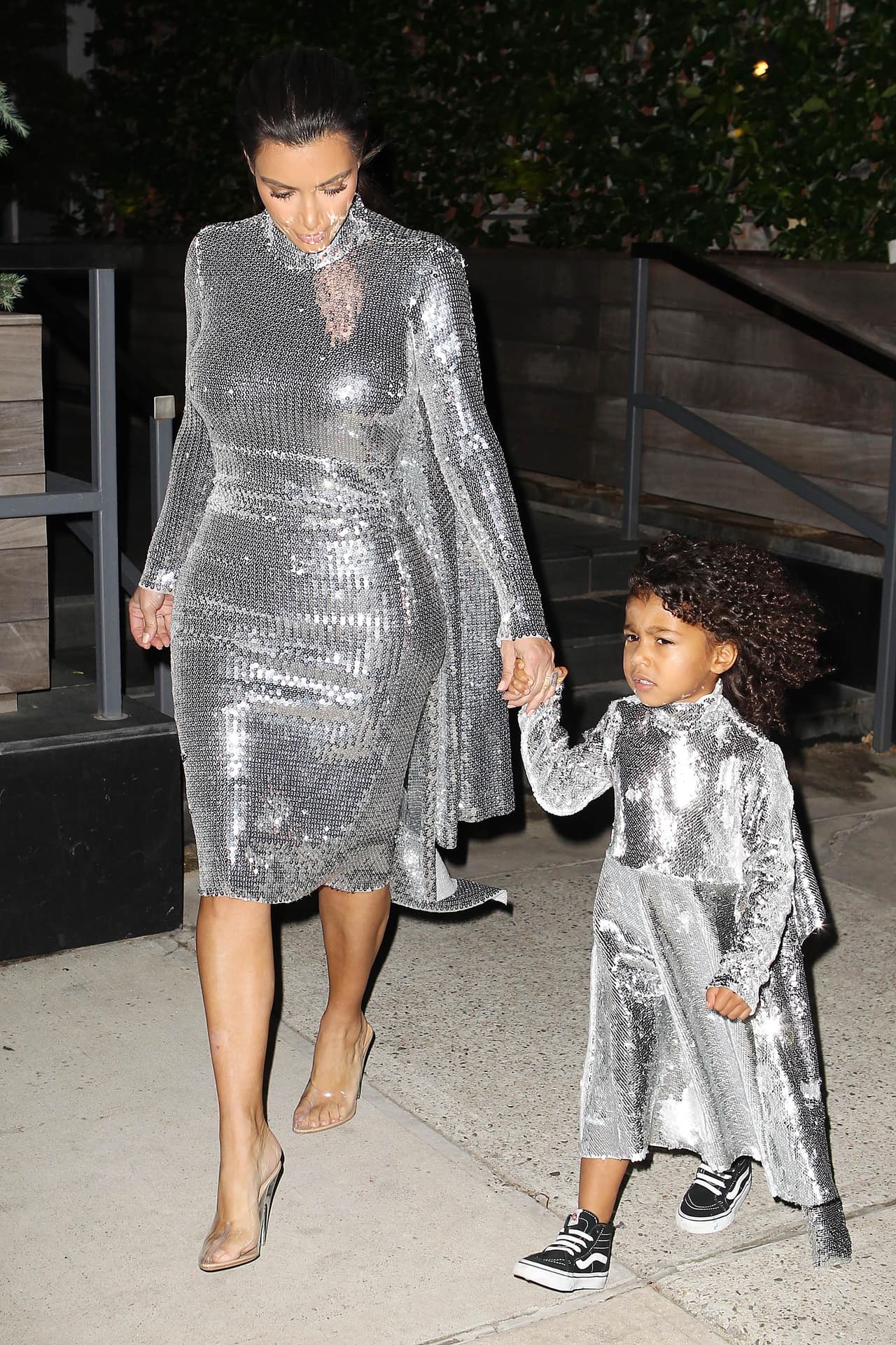 Kim llevó su cabellera recogida y unas zapatillas tipo Cinderella, ¡parecían de cristal!