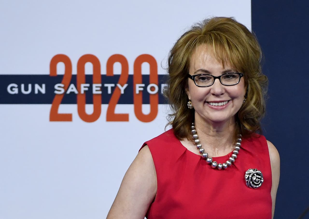 La excongresista Gabrielle Giffords lleva su lucha por el control de armas a la Convención Nacional Demócrata 