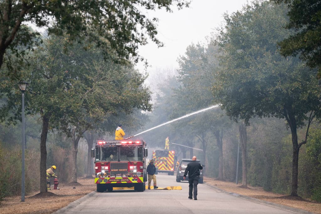 Los bomberos amanecieron este domingo sobre las llamas de un
<b><a href="https://www.univision.com/local/north-carolina-wuvc/incendios-forestales-carolina-del-norte-carolina-del-sur-evacuaciones" target="_blank">incendio forestal que atenta contra vecindarios del condado Horry, en Carolina del Sur</a></b>. El acceso al
<b>área costera de Myrtle Beach</b> quedó prohibido, mientras la emergencia era atendida.