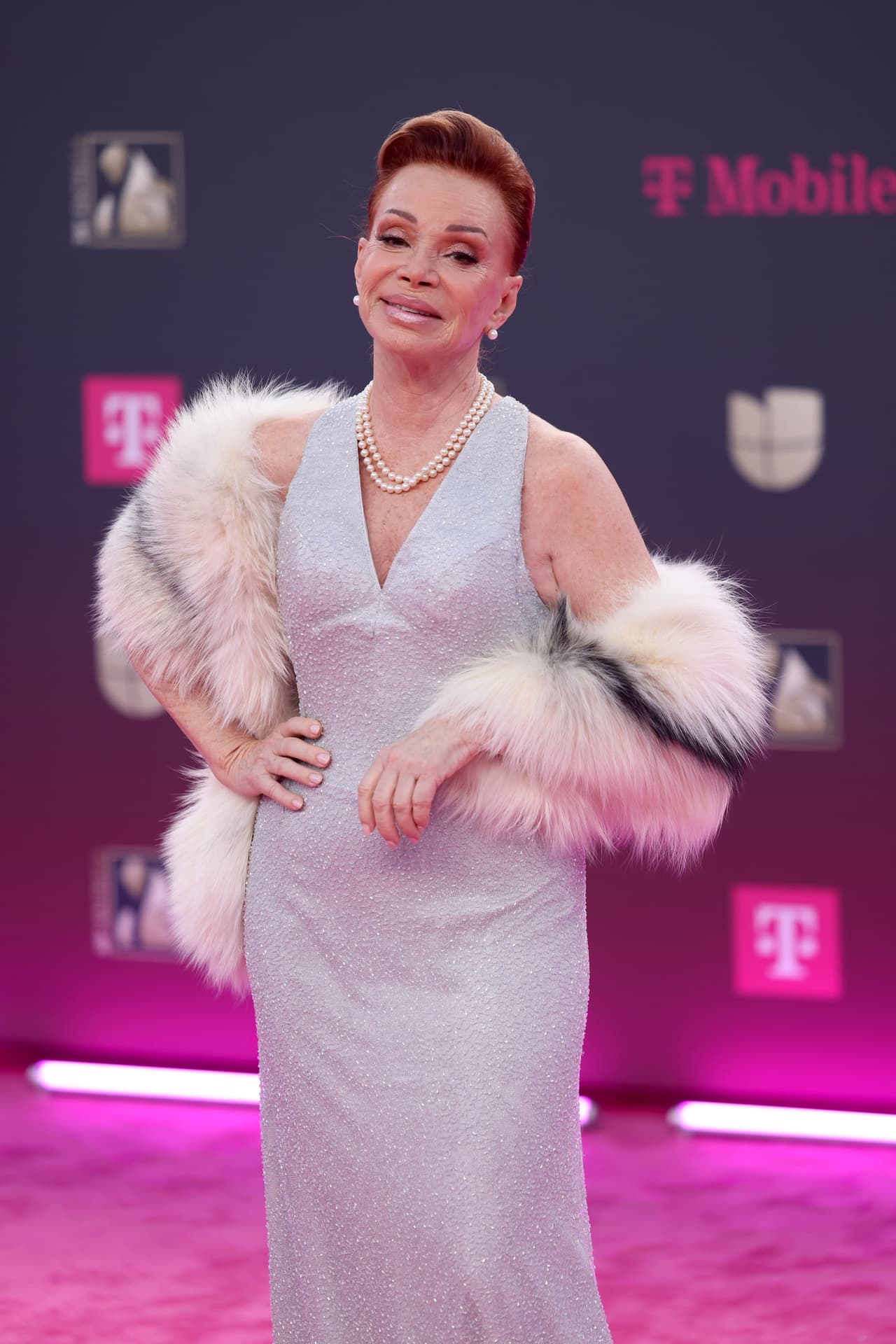 La querida cantante Paloma San Basilio dando cátedra de elegancia.