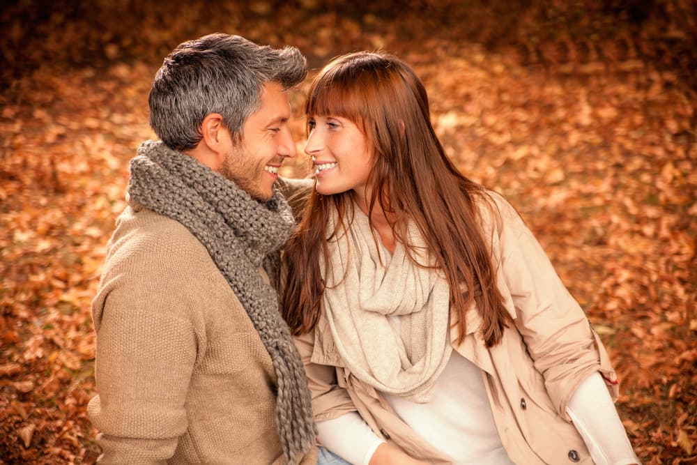 Su signo del elemento fuego es muy compatible con tu propio elemento, o sea, los signos Aries, Leo y Sagitario, también con los de aire como Géminis, Libra y Acuario. Se incluye también el ascendente aunque sean de otros signos –el ascendente es el signo que estaba apareciendo en el horizonte el día, año y hora de tu nacimiento.