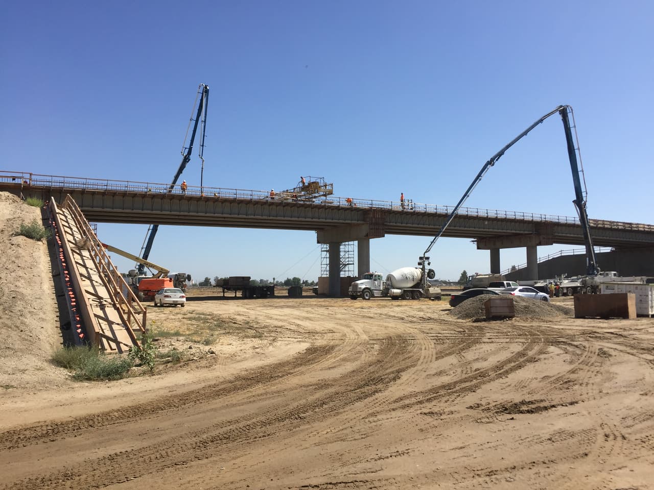 El puente que se construye sobre la
<b> avenida American, en Madera, es uno de los avances del proyecto, junto a los viaductos Cedar y San Joaquín en Fresno,</b> son algunos de los sitios de construcción de la futura estructura que sostendrá el paso del tren de alta velocidad.