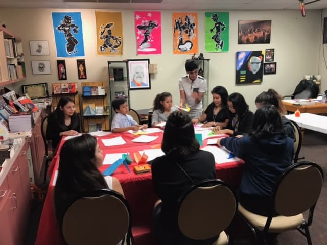 Nuestra Palabra Arts and Books ofrece talleres culturales.