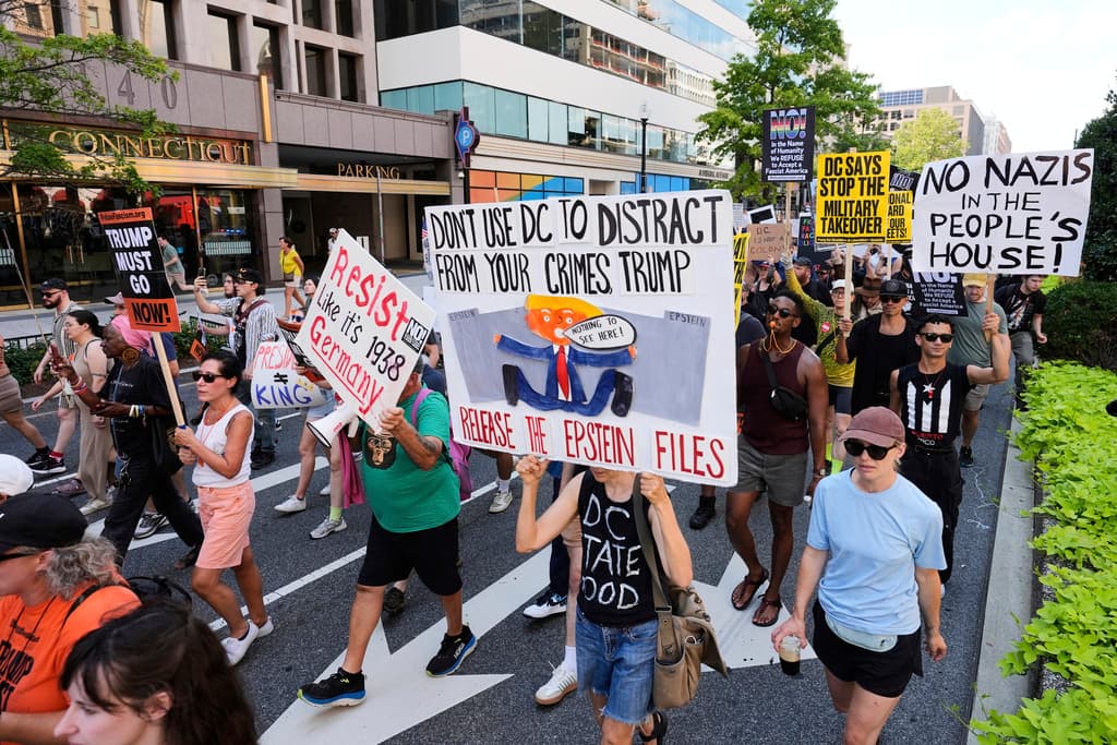 <b>El despliegue de la Guardia Nacional</b>, 
<a href="https://www.univision.com/local/washington-dc-wfdc/alcaldesa-de-washington-dc-vuelve-a-solicitar-el-apoyo-de-la-guardia-nacional-por-la-masiva-llegada-de-inmigrantes-video">con unos 800 soldados activados y 100-200 en operaciones diarias</a>, es central en las protestas. Manifestantes ven esto como una táctica para suprimir disidencias, no para combatir crimen, especialmente tras checkpoints que han llevado a arrestos. En Union Station, confrontaciones con oficiales federales destacan el temor a una militarización de la capital.
<br>