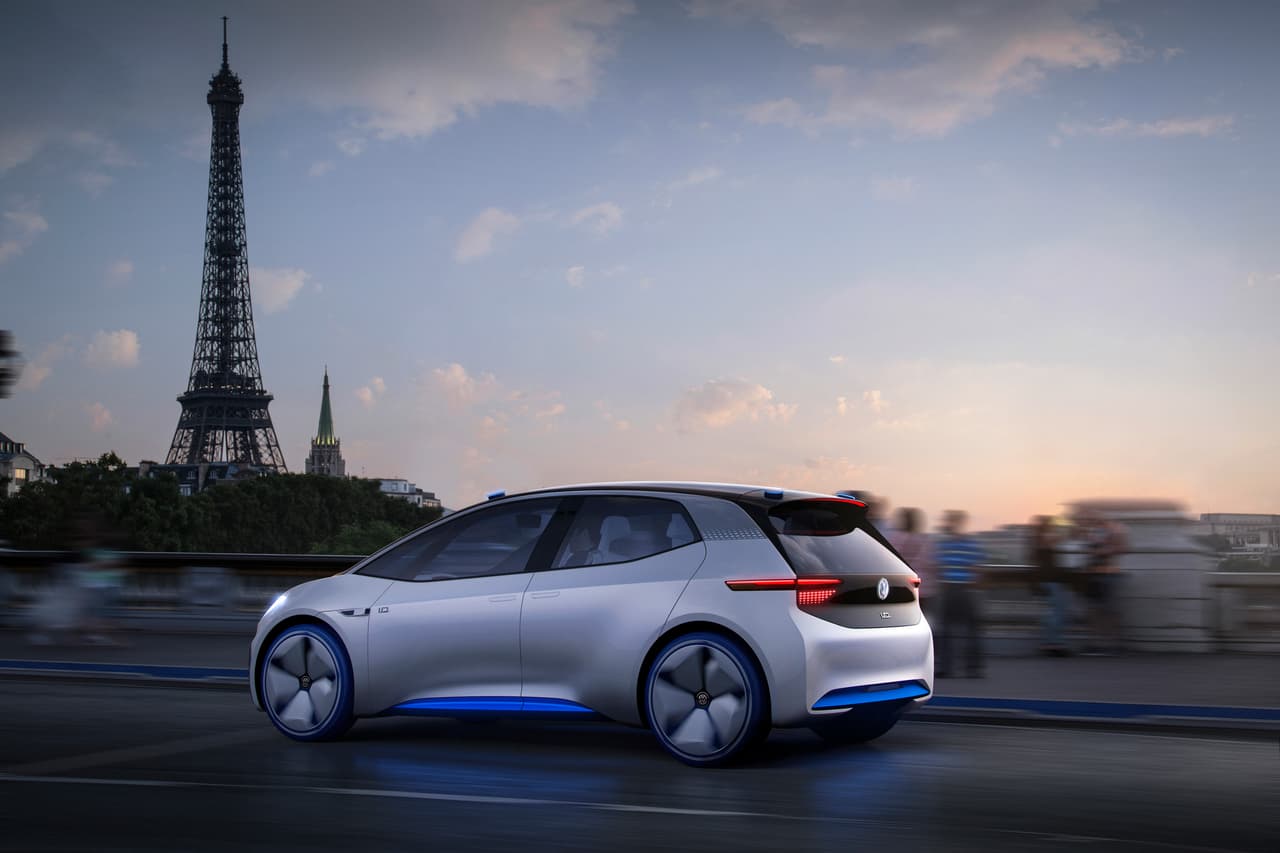 El Volkswagen I.D. resalta entre el enorme contingente de autos eléctricos en híbridos enchufables que llegó al Auto Show de París 2017 por existir la certeza, como en el caso del
<b><a href="http://www.univision.com/noticias/mercedes-benz/el-generation-eq-concept-llega-al-auto-show-de-paris-como-adelanto-al-futuro-electrico-de-mercedes-benz-fotos" target="_blank">Mercedes-Benz Generation EQ</a></b>, de que será producido masivamente.