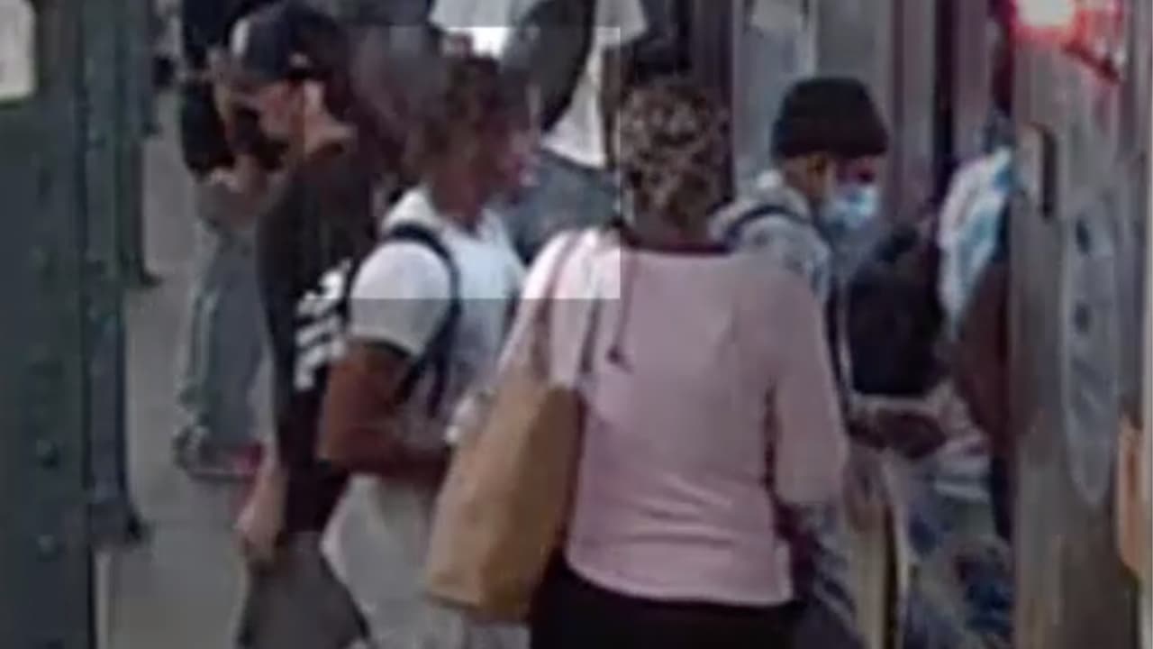 Buscan al sospechoso de apuñalar a un hombre en la cabeza en subway de Nueva York