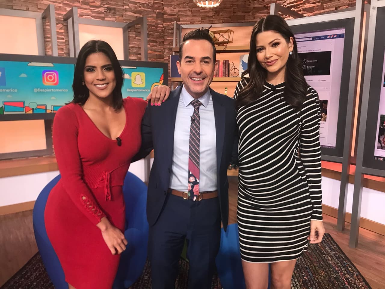 Con este vestido a rayas, las curvas sí que marcaban su vientre.