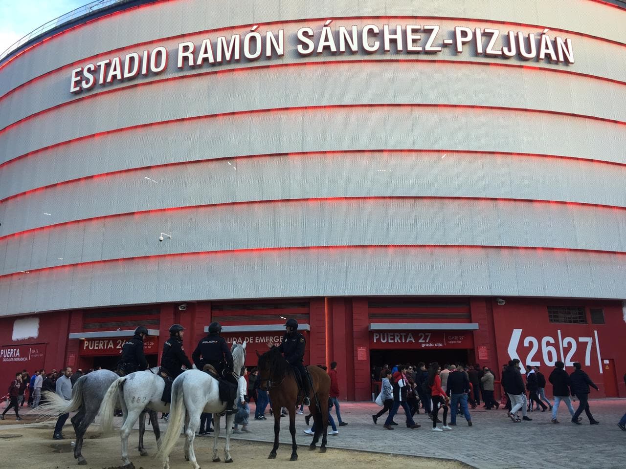 A pesar del horario, los andaluces fueron llegando poco a poco al Ramón Sánchez Pizjuán para vivir esta jornada de la UEFA Europa League en la que el Sevilla busca una buena ventaja ante el Slavia Praga para definir la serie con algo de tranquilidad en República Checa.