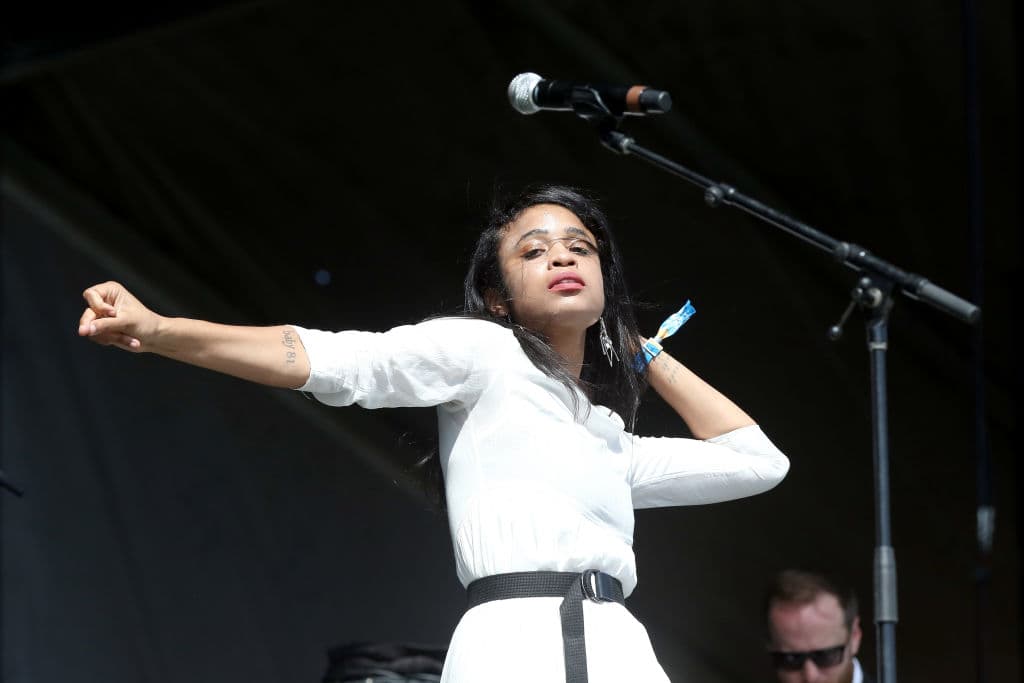 Este año Obama también cantó el tema 'Different Kind of Love' de Adia Victoria (foto), 'Change' de Mavis Staples, 'Toast' de Koffee y 'Oblivions' de The National, solo por mencionar algunos de los éxitos musicales de su listado.
<br>
