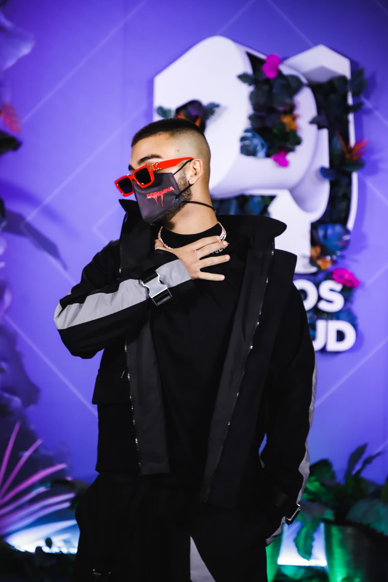 Sus gafas oscuras también llevaban un detalle del mismo color de su calzado, igual que su mascarilla, en la que podía leerse la palabra 'Dopamina'.