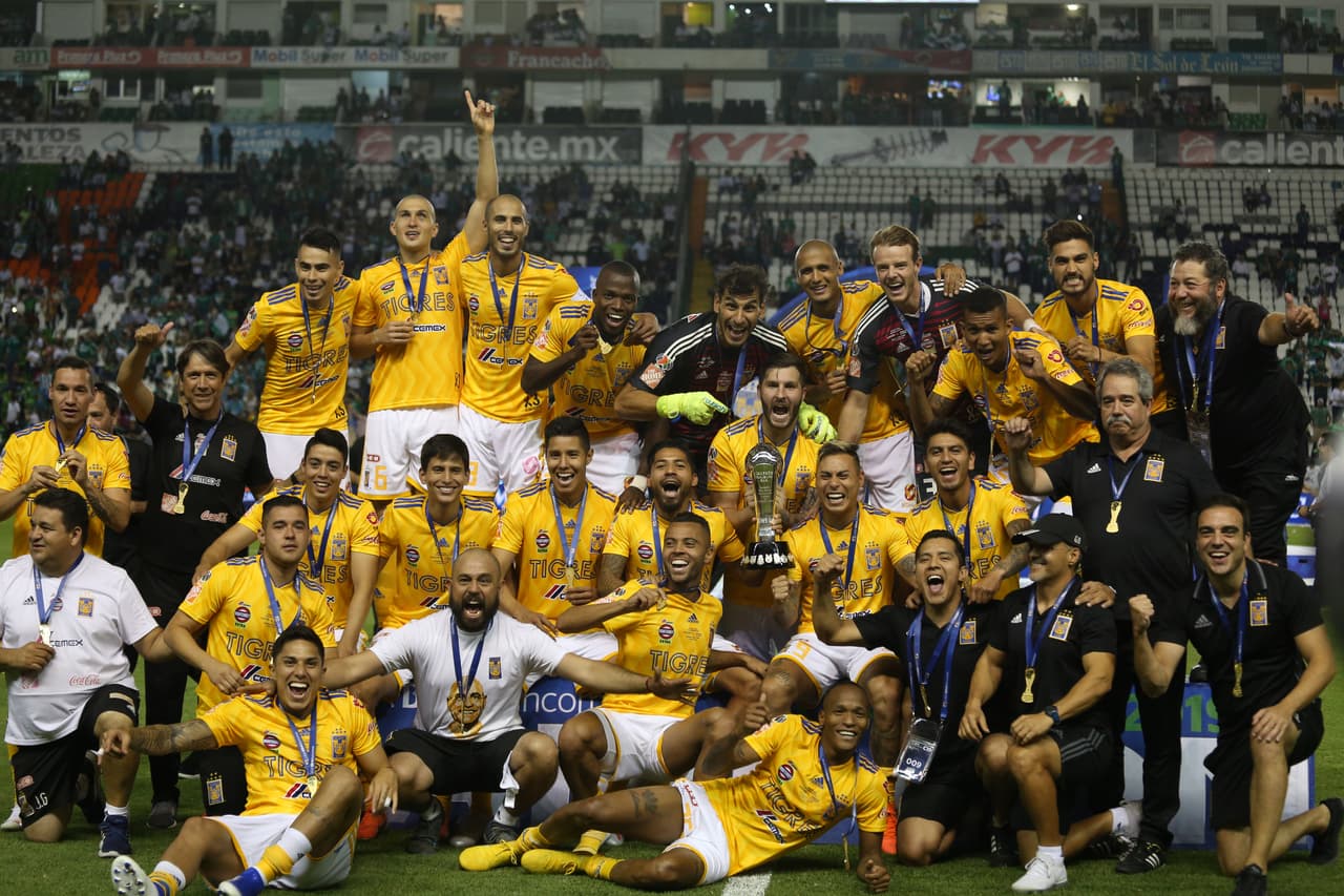 ¡Tigres se proclama Campeón del fútbol mexicano! Los felinos regiomontanos cosecharon su séptimo título de la Liga MX y se cuelan, aunque muchos se sigan negando a aceptarlo, entre los grandes del balompié azteca. Luego de superar en una Final de un solo gol a los Esmeraldas del León, así se dieron los festejos de los Tigres en patio ajeno, imágenes para el recuerdo y que hay que darse un tiempo para echarles un ojo, sobre todo la fiel afición de los felinos regios.