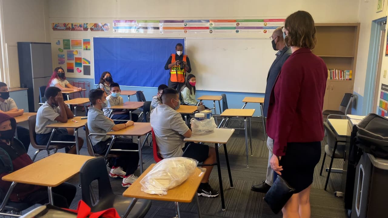 La superintendente de educación pública de Arizona visitó La Academia del Pueblo en Phoenix en su primer día de clases y le dio la bienvenida a los estudiantes, 90% de ellos hispanos.