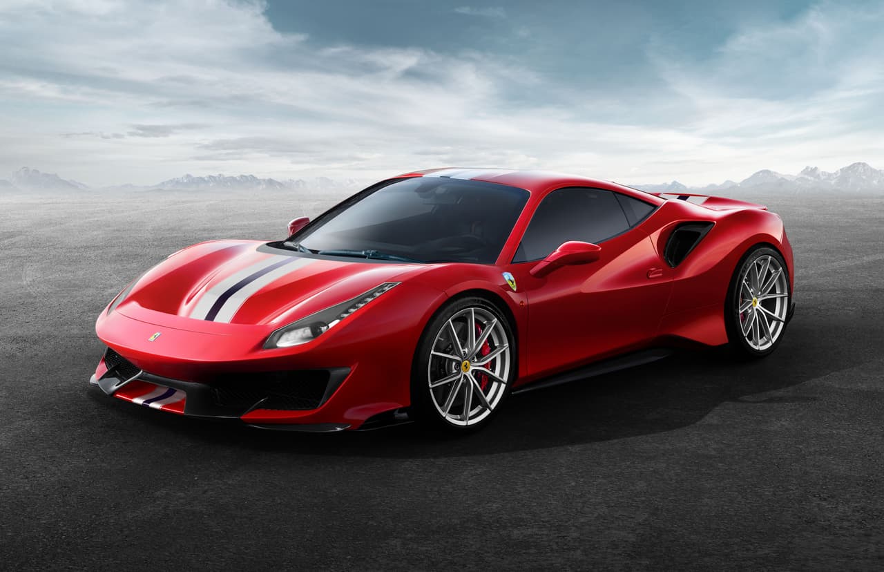 El Ferrari 488 Pista tiene el motor V8 más poderoso en la historia de Ferrari: 720 caballos de fuerza y 531 libras pie de torque. Como resultado logra una velocidad máxima de 340 km/h. Otros detalles de sus prestaciones son la aceleración de 0 a 60 mph alcanzada en 2.85 segundos. 
<br>
<br>El fabricante del 'cavallino rampante' ha dicho que la intensidad y calidad del sonido del motor es más alta que un 488 GTB.