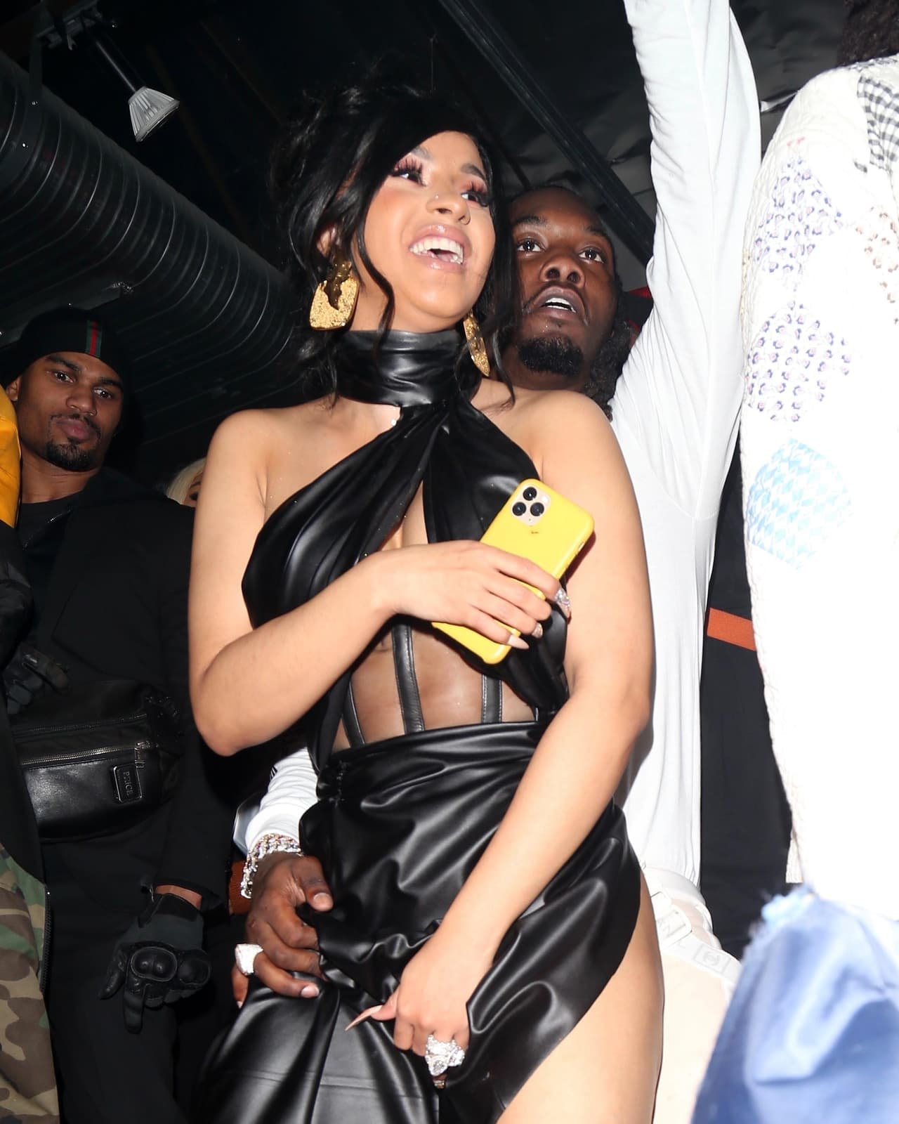 Para festejar el cumpleaños de su marido, Kiari Kendrell Cephus, conocido como el rapero Offset, la actriz y cantante Cardi B le regaló medio millón de dólares, los cuales metió dentro de un refrigerador.