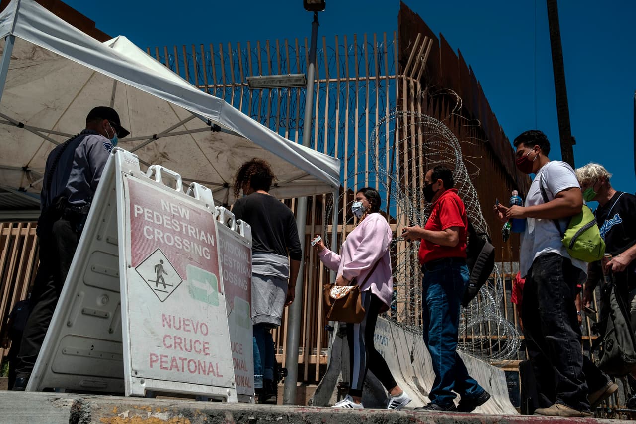 <b>3.- ¿Cuáles son las vacunas no aceptadas en la frontera entre EEUU y Méaxico?</b>
<br>Queda excluidas las vacunas no autorizadas por la Organización Mundial de la Salud (
<a href="https://www.who.int/es" target="_blank">OMS</a>): medicamentos que como 
<a href="https://www.univision.com/radio/raul-brindis/turistas-vacunados-con-sputnik-y-cansino-no-podran-cruzar-la-frontera-hacia-eeuu-video">Sputnik V</a>, desarrollada en Rusia, o la vacuna CanSino de China.