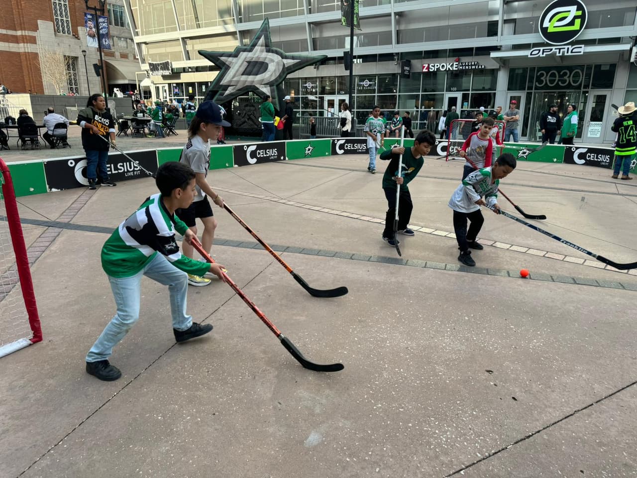 Los fanáticos más pequeñitos y latinos jugaron hockey afuera de la casa de los Dallas Stars.