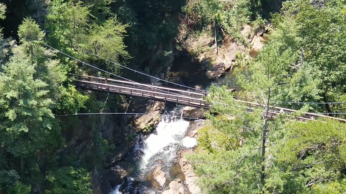 Ubicado unas 100 millas al noroeste de Atlanta, el Tallulah Gorge State Park es, para muchos visitantes, uno de los mejores destinos entre los casi 50 parques estatales. Estos son algunos de los atractivos que te podrían motivar a visitarlo.